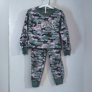 Little Girls “LOVE” Camouflage Jogging Set | Size 5 | Light Sage/Pink |